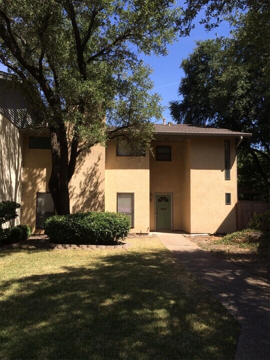 5040 Thunder Rd in Dallas, TX - Building Photo