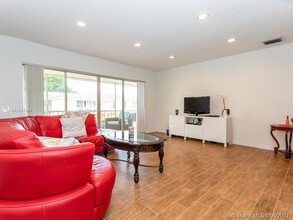 5880 NW 57th Ave-Unit -7 in Tamarac, FL - Foto de edificio - Building Photo