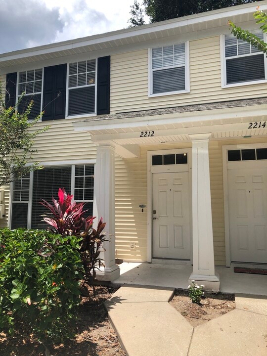 2212 Golden Oak Ln in Valrico, FL - Foto de edificio