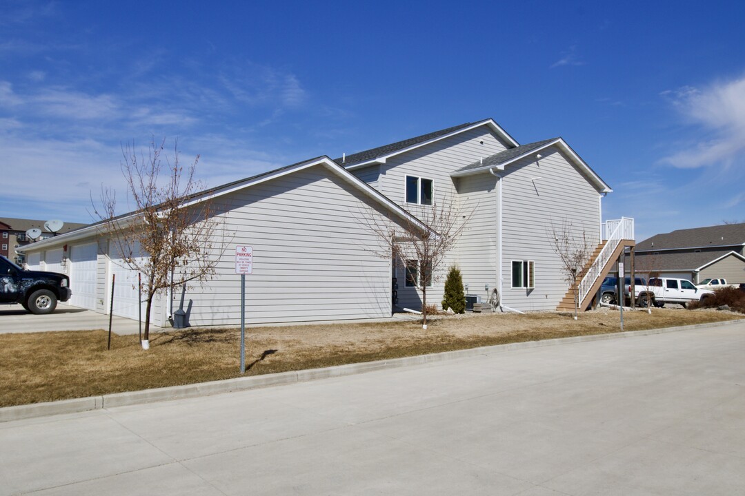 2318 Lexi Loop SE in Mandan, ND - Building Photo