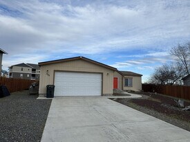 355 Marshall Loop NE in Boardman, OR - Building Photo