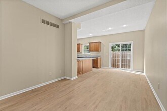 7839 W 158th Ct in Overland Park, KS - Foto de edificio - Building Photo