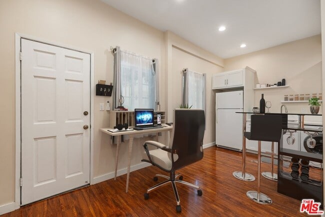 1115 N Beverly Glen Blvd in Los Angeles, CA - Building Photo - Building Photo