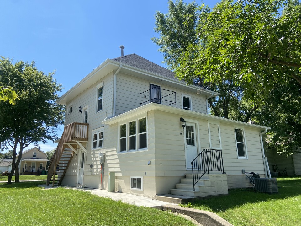 1021 E State St in Algona, IA - Building Photo