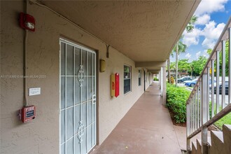 8850 Royal Palm Blvd in Coral Springs, FL - Foto de edificio - Building Photo