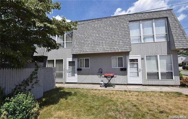 35 Linwood Rd S in Port Washington, NY - Building Photo - Building Photo
