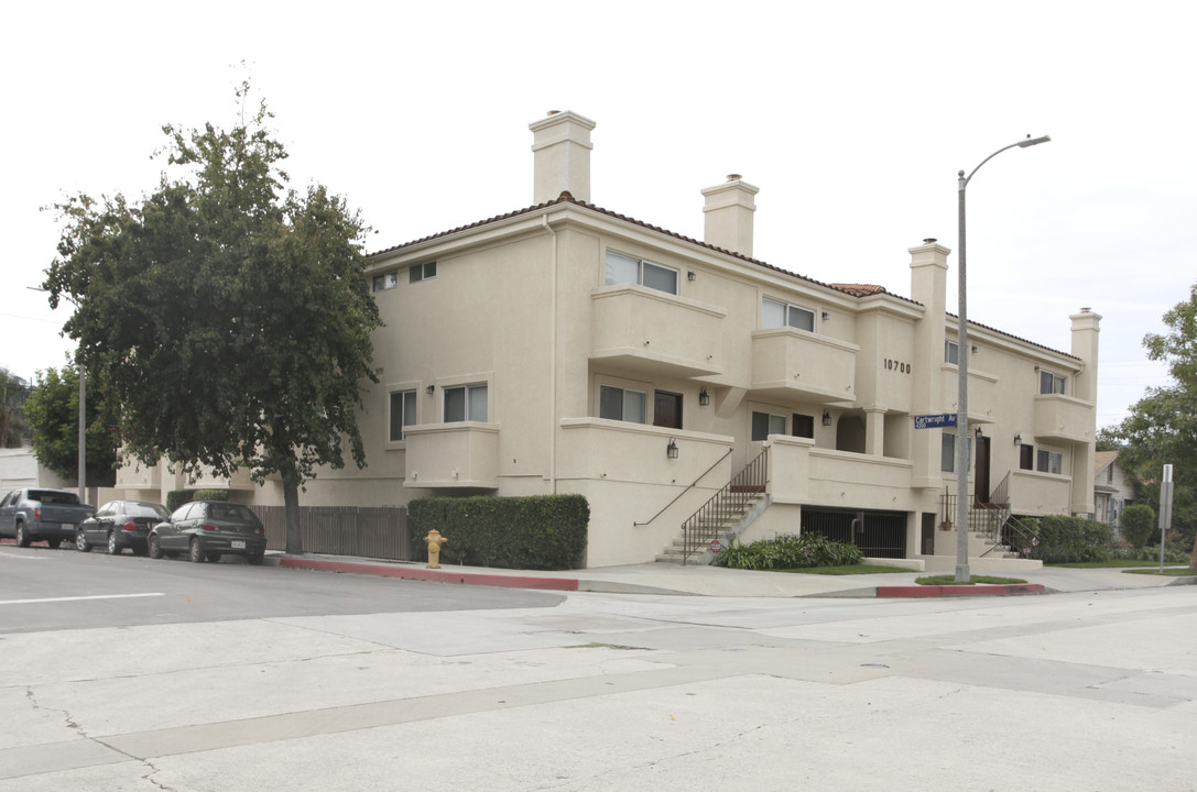 10700 Bloomfield St in North Hollywood, CA - Foto de edificio