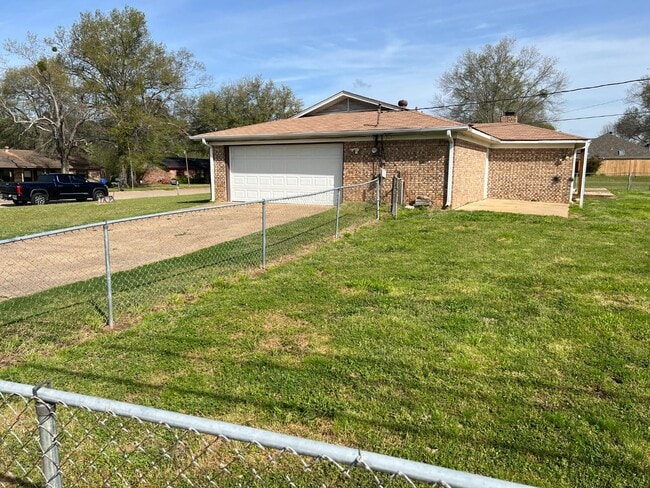 132 Oakwood Rd in Gladewater, TX - Building Photo - Building Photo