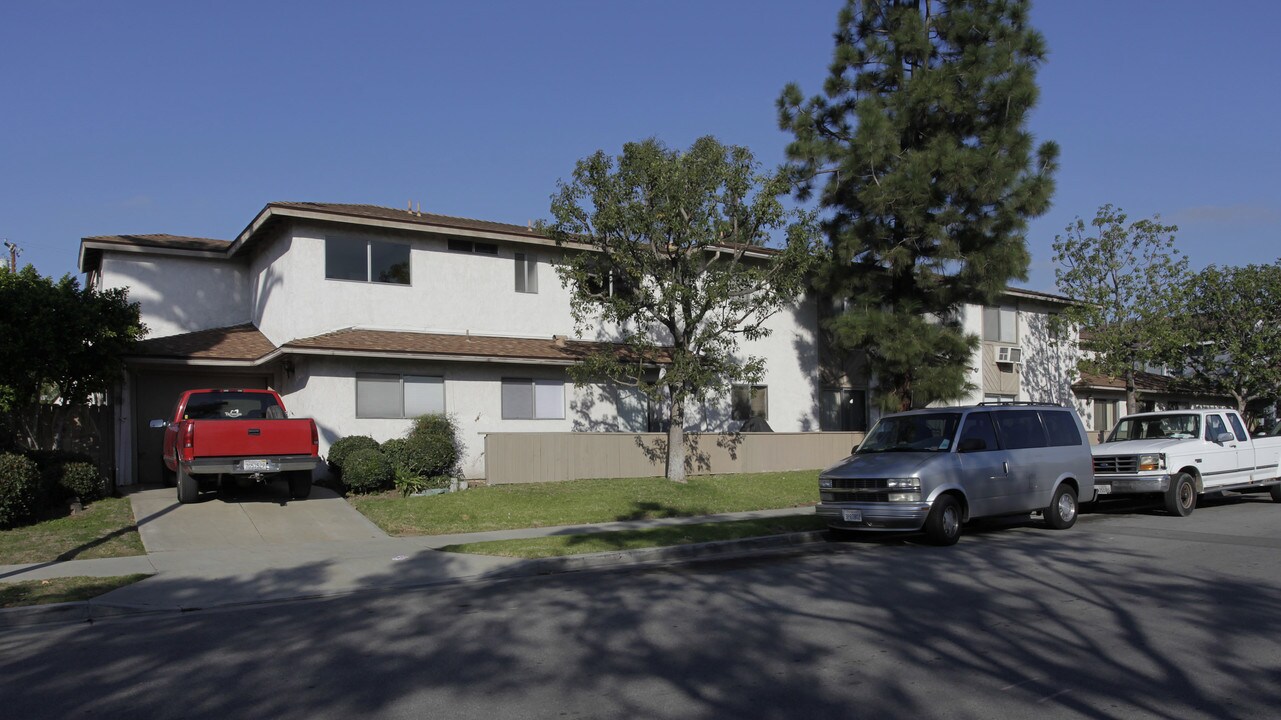 111 S Flower Ave in Brea, CA - Building Photo