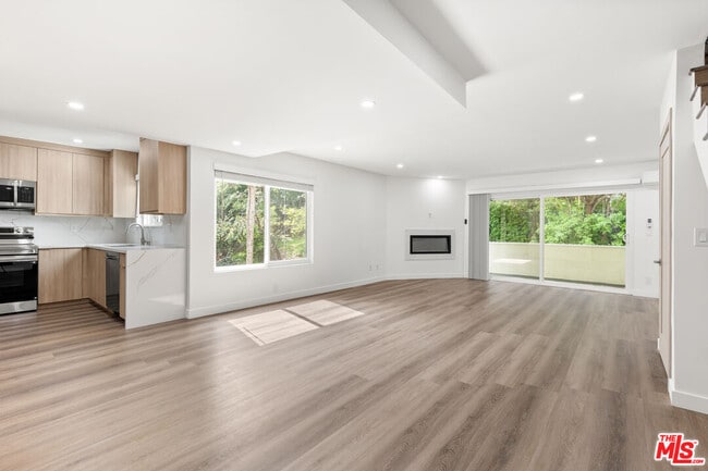 2449 Beachwood Dr in Los Angeles, CA - Building Photo - Building Photo