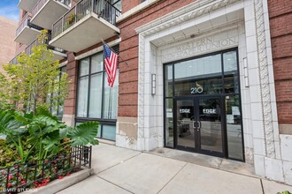 210 S Desplaines St, Unit 1906 in Chicago, IL - Building Photo - Building Photo