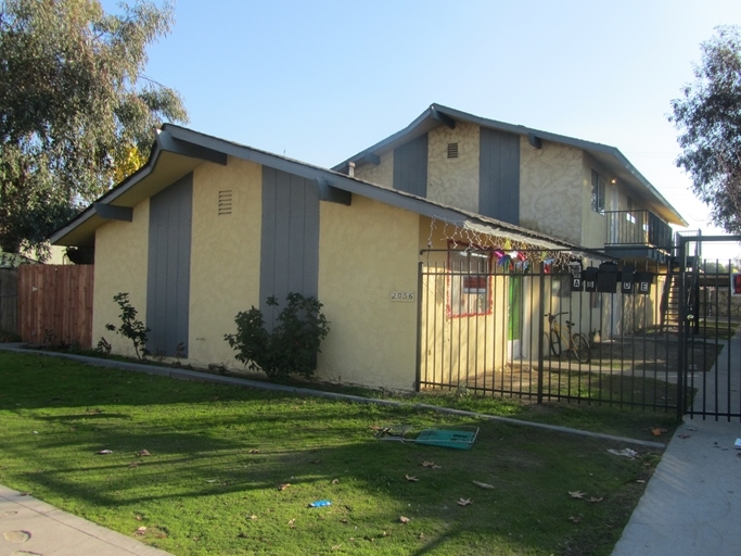 2056 E White Ave in Fresno, CA - Building Photo