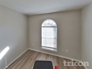 1701 Pecan View Dr in Garland, TX - Foto de edificio - Building Photo