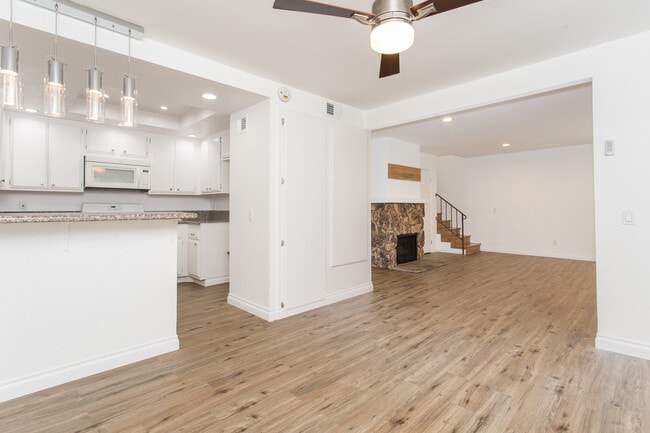 527 Spring Rd in Moorpark, CA - Foto de edificio - Building Photo