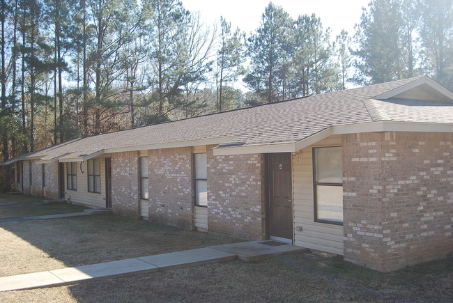 Pinewood Court in Lanett, AL - Building Photo - Building Photo