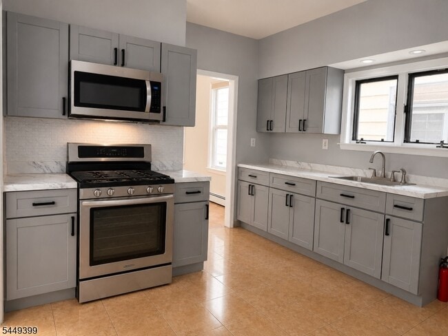 property at 1110 Hampton Pl