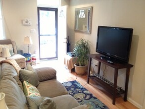 317 16th Street SE in Washington, DC - Foto de edificio - Building Photo