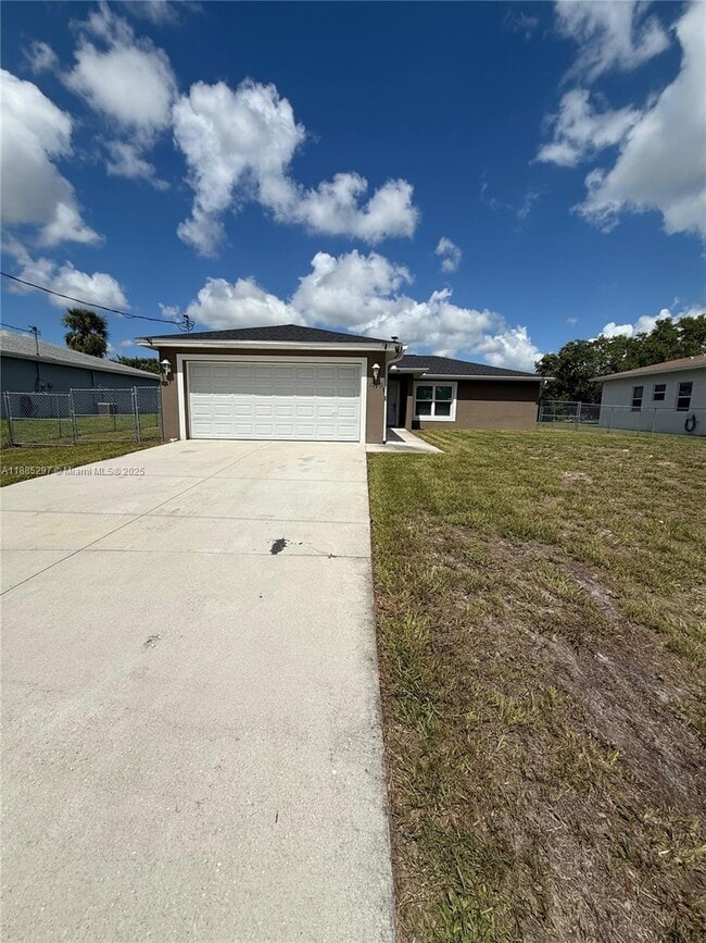 1209 Banjo Ct in La Belle, FL - Building Photo - Building Photo