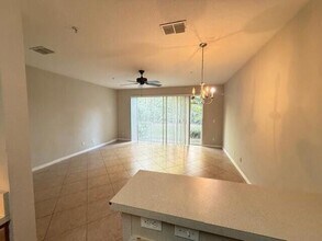 821 Pipers Cay Dr in West Palm Beach, FL - Foto de edificio - Building Photo