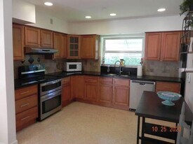 819 N Highland Dr in Hollywood, FL - Building Photo