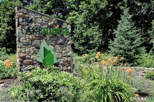 355 Ledge Dr in Torrington, CT - Building Photo