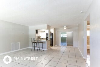 3828 Neptune Dr SE in St. Petersburg, FL - Foto de edificio - Building Photo