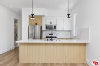 5048 Cleon Ave in Los Angeles, CA - Building Photo - Building Photo