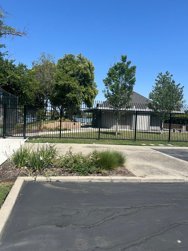 1659 Blackoak Dr in Stockton, CA - Foto de edificio - Building Photo