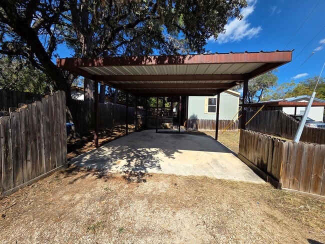 167 Beaumont St in Bandera, TX - Building Photo - Building Photo