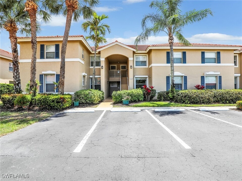 2408 Millcreek Ln in Naples, FL - Building Photo