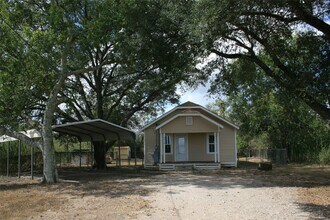 4419 FM 3538 in Sealy, TX - Foto de edificio - Building Photo