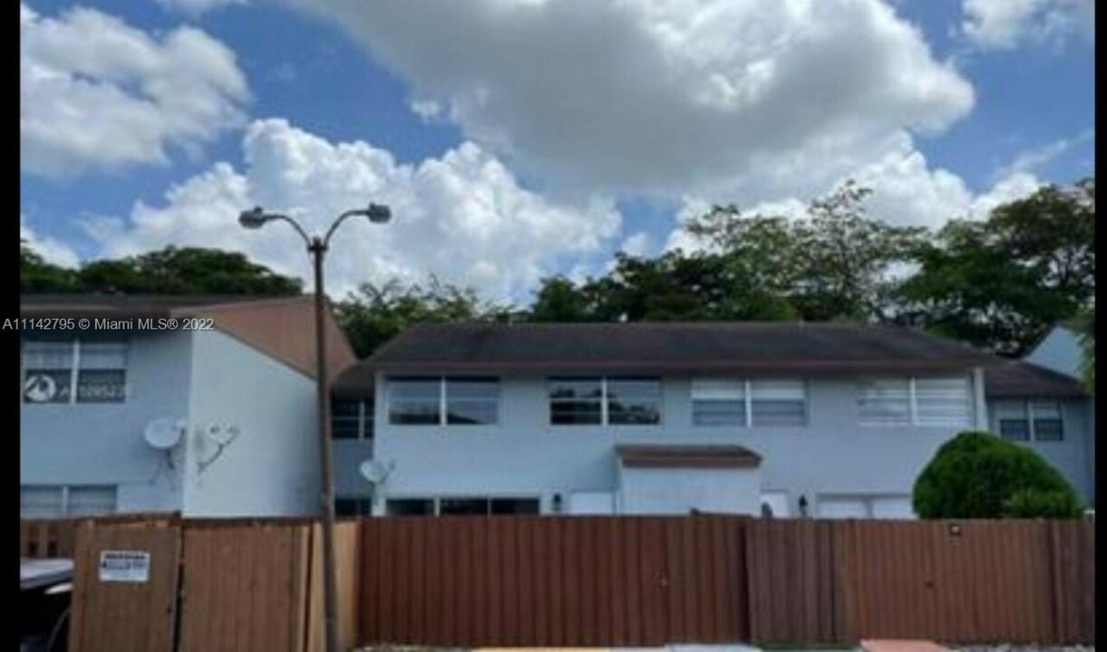 15421 SW 81st Cir Ln-Unit -24 in Miami, FL - Building Photo