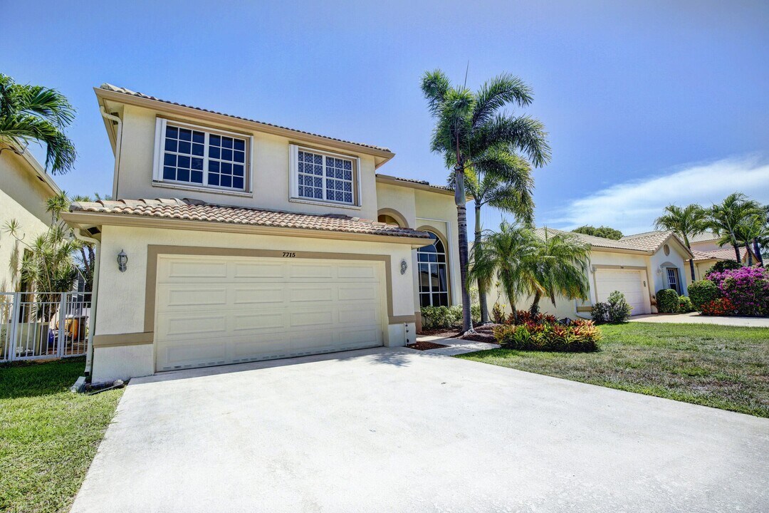 7715 Colony Lake Dr in Boynton Beach, FL - Building Photo