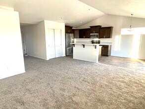 4245 Cove West Dr in Moses Lake, WA - Foto de edificio - Building Photo