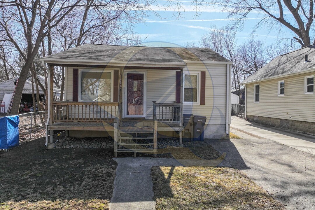 639 Victoria Ave in Flint, MI - Foto de edificio