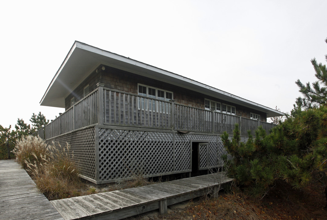 22 Dune Rd in Westhampton Beach, NY - Foto de edificio