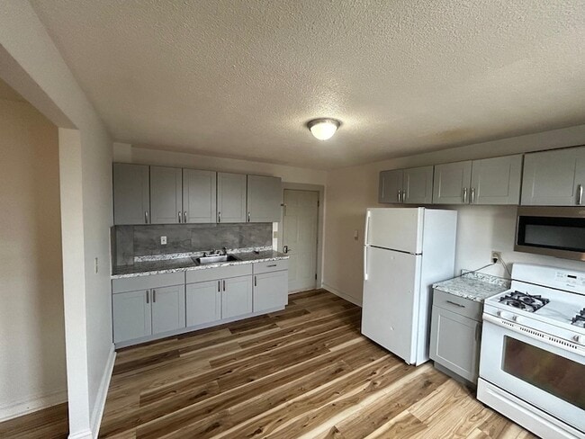 23 Elm St, Unit Unit 7 3rd floor in Nashua, NH - Building Photo - Building Photo