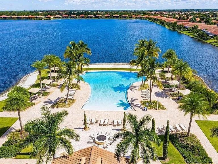 109 Moscata Wy in Nokomis, FL - Building Photo