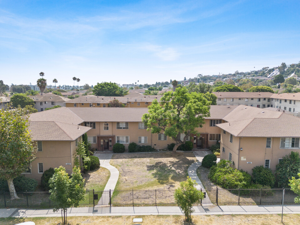 4018 Hillcrest Dr in Los Angeles, CA - Building Photo