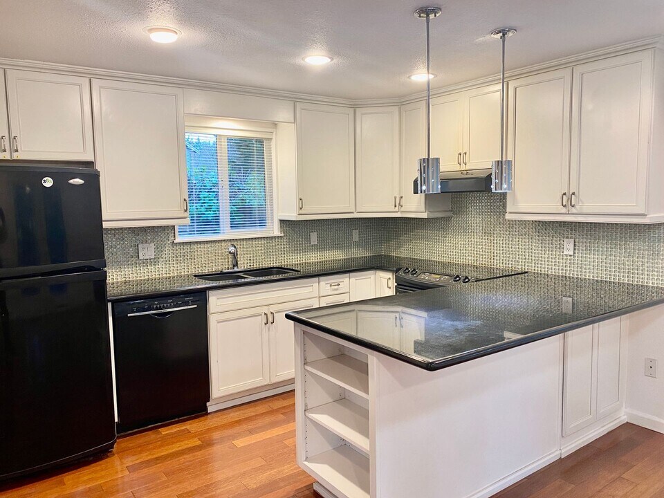 18559 58th Ave NE in Kenmore, WA - Building Photo