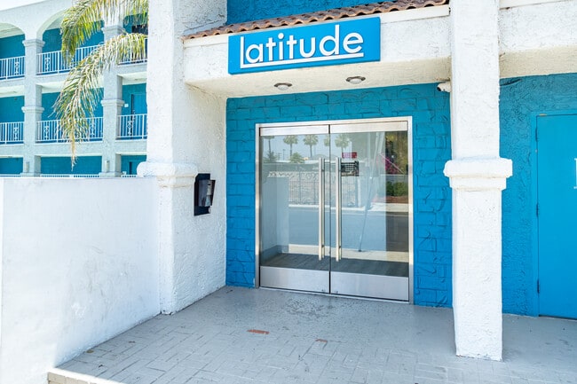 Latitude Apartments in Van Nuys, CA - Foto de edificio - Building Photo