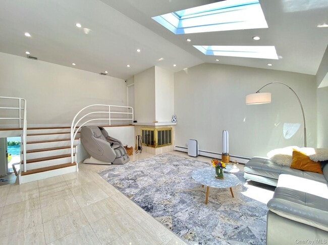 24 Irene Ln E in Plainview, NY - Building Photo - Building Photo