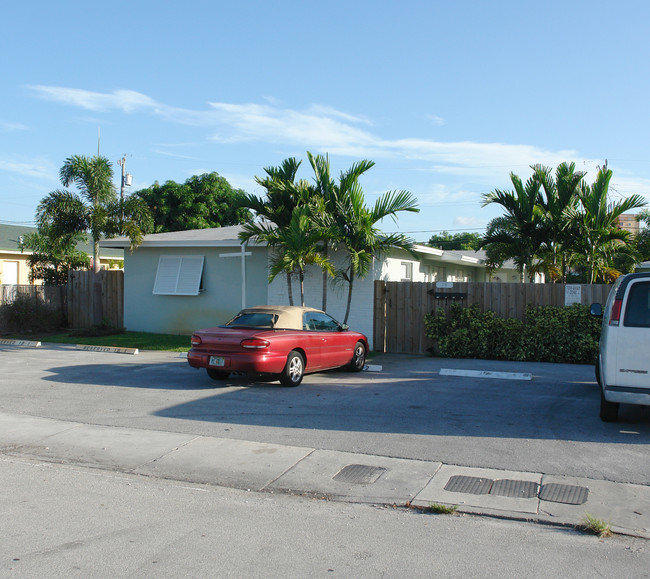 15-19 NE 16th St in Fort Lauderdale, FL - Building Photo - Building Photo