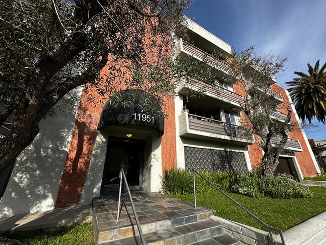 11951 Mayfield Ave, Unit 103 in Los Angeles, CA - Foto de edificio - Building Photo