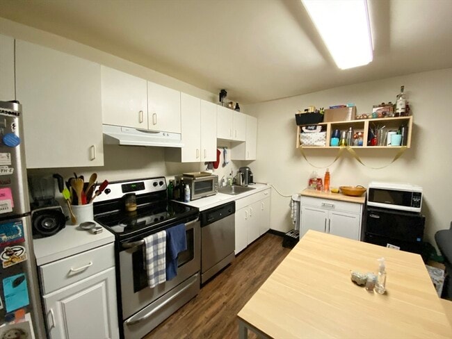 546 Columbus Ave, Unit 3R