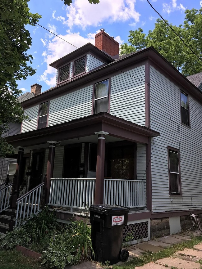 property at 714 W Lovell St