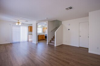 3385 Cheyenne Gardens Way in N Las Vegas, NV - Foto de edificio - Building Photo