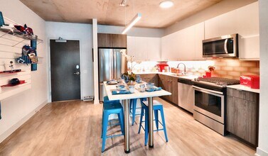 1030 W Addison St in Chicago, IL - Foto de edificio - Building Photo