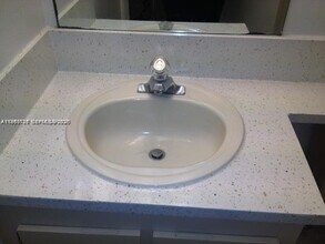 8290 Lake Dr, Unit 250 in Doral, FL - Building Photo - Building Photo