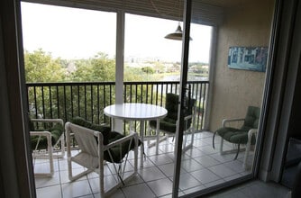 3300 W Rolling Hills Cir, Unit 509 in Davie, FL - Foto de edificio - Building Photo